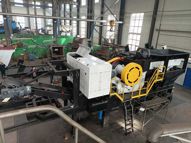 mobile crusher and screening plant